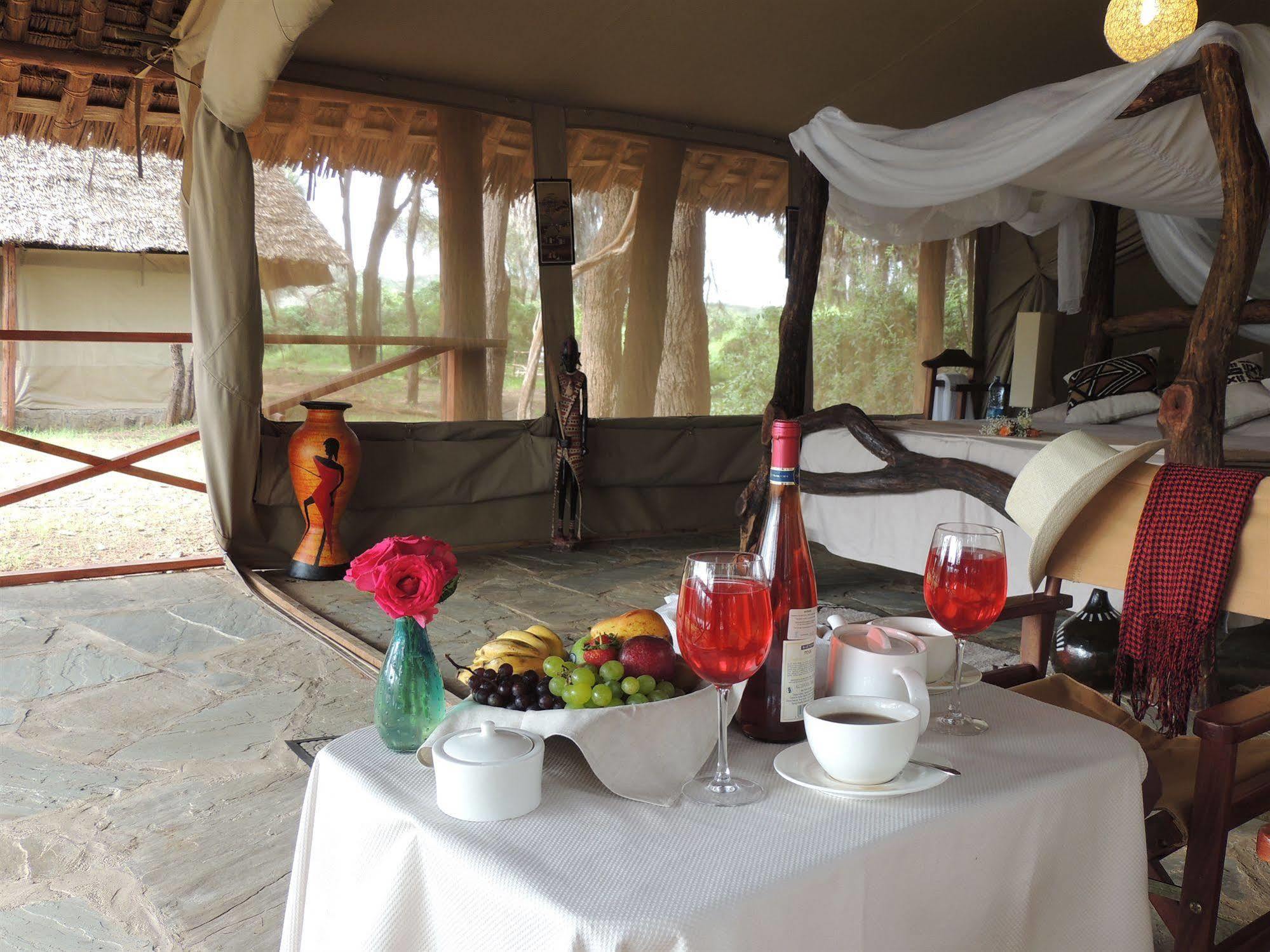 Hotel Loyk Tsavo Camp Exterior foto