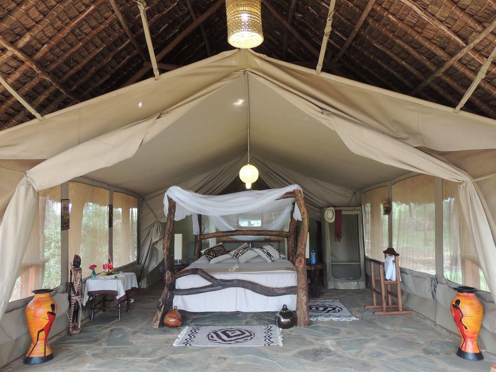Hotel Loyk Tsavo Camp Exterior foto