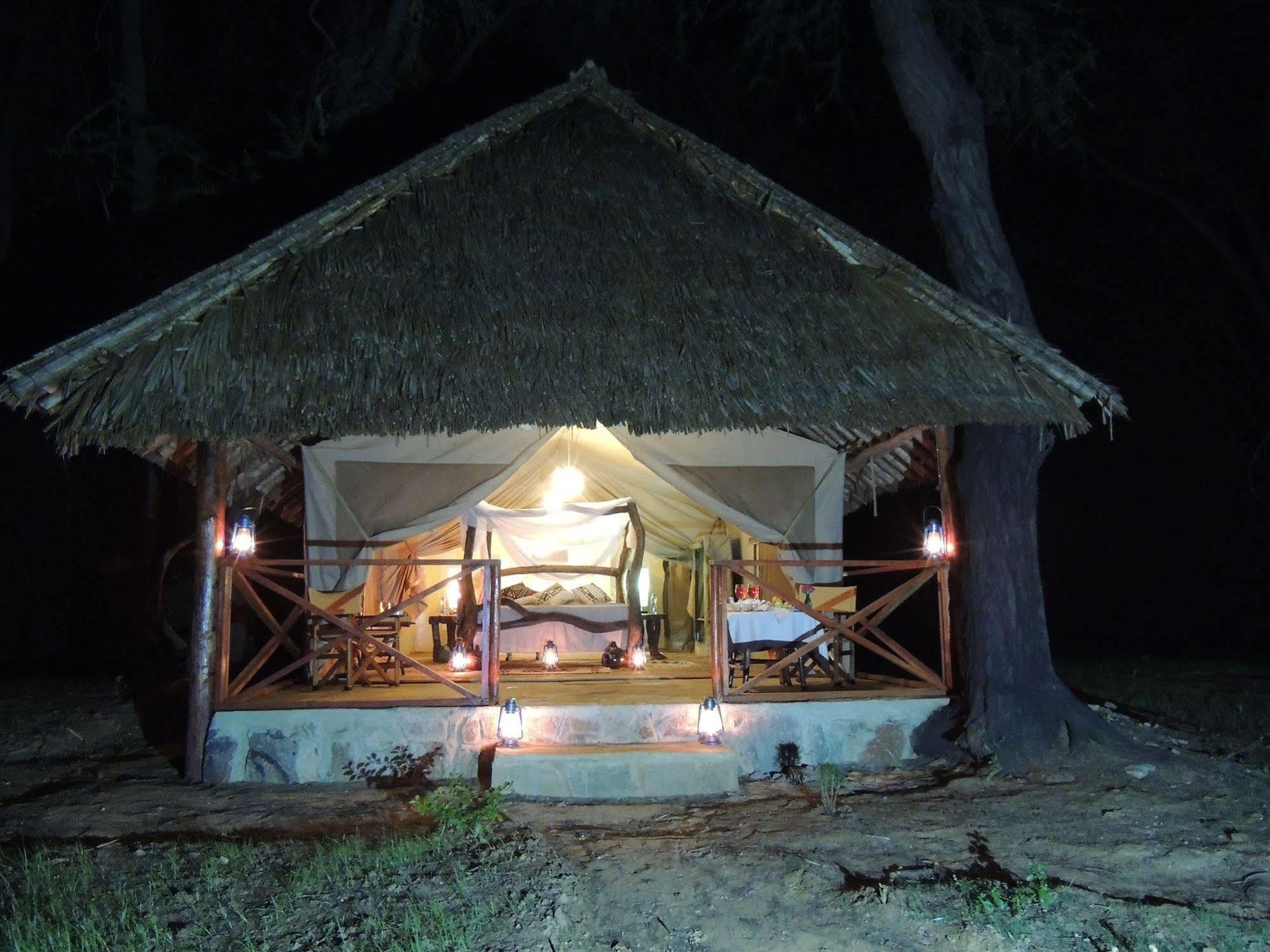 Hotel Loyk Tsavo Camp Exterior foto